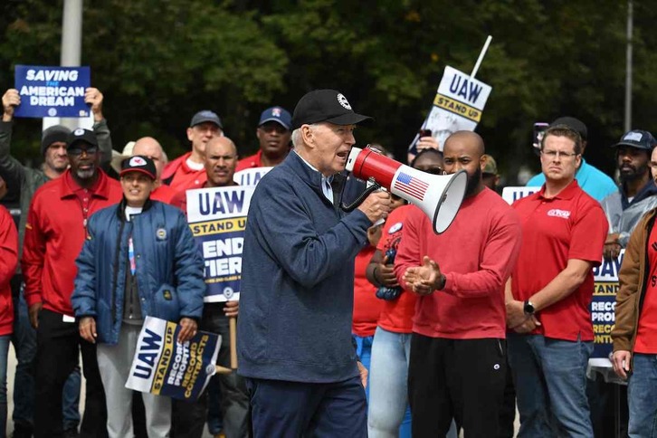 Joe Biden se dirige a los trabajadores del piquete. 