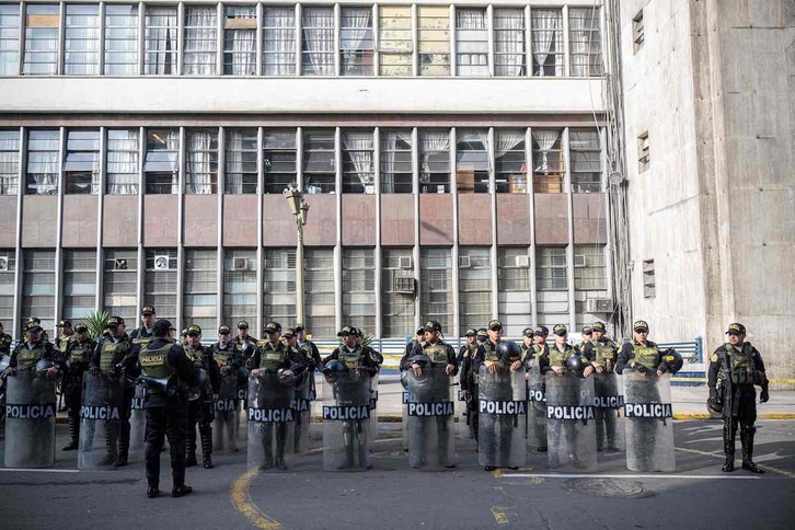 Agentes de policía hacen guardia antes de la llegada de Boluarte al edificio de la Fiscalía en Lima.