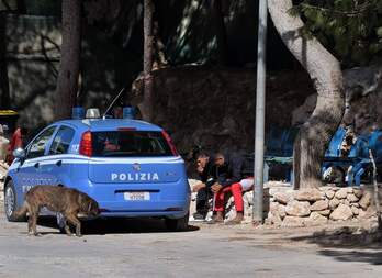 Dos jóvenes migrantes en el centro Hotspot de Lampedusa.