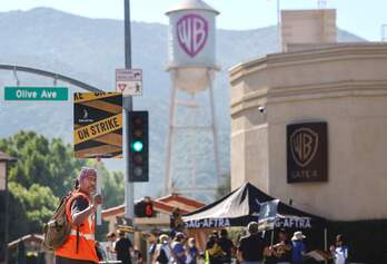 Imagen de las protestas de los actores y actrices frente a los estudios de Hollywood.