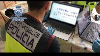 Policías revisan material informático en una imagen de archivo. 