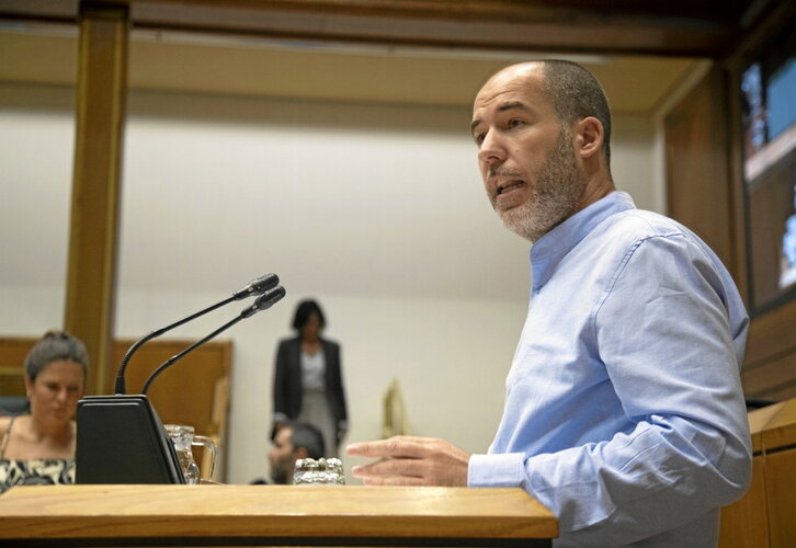 Josu Estarrona defendió la proposición de ley de EH Bildu.