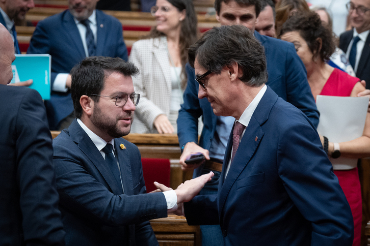 El presidente de la Generalitat, Pere Aragonès, y el líder del PSC, Salvador Illa, durante el debate de Política General en el Parlament de Catalunya,