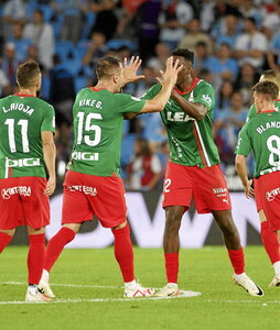 Samu y Kike García celebran el primer gol fuera de casa que ha valido un punto.