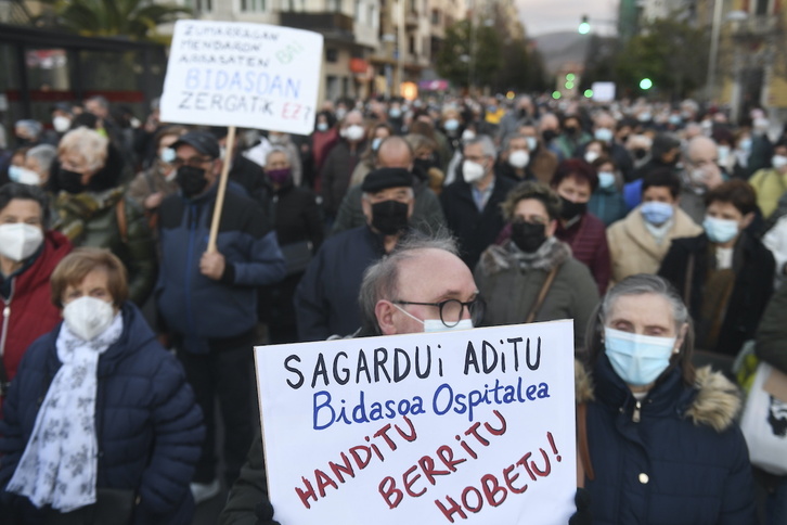 Protesta ciudadana en 2022 para exigir mejores dotaciones en el hospital del Bidasoa.