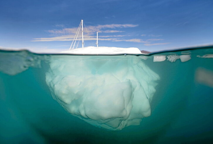 El velero “Kamak” de esta expedición científica navegando entre bloques de hielo. Fotografías: Olivier Morin | AFP