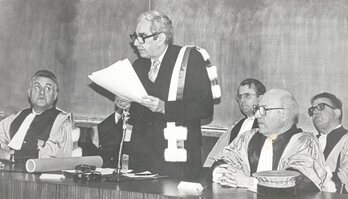 Bartzelonako Unibertsitateak Mitxelena Honoris Causa izendatu zuenean, 1984. urtean.