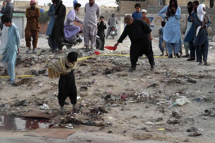Pakistango Mastung hiriaren irudia, meskitaren aurkako atentatuaren ondoren.