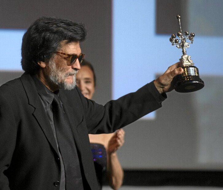 Víctor Erice alza, emocionado, el Premio Donostia en el Teatro Victoria Eugenia.