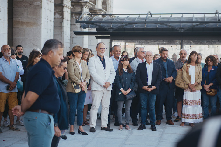 Autoridades durante la concentración que denunció, el 4 de agosto, la agresión mortal a Laniès, tras la que se ha abierto un proceso de reflexión sobre el modelo festivo.