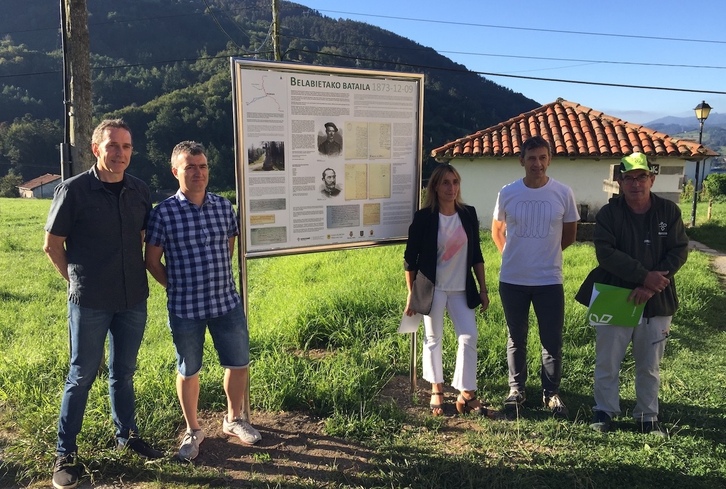 Miembros de Aranzadi, junto con los alcaldes de Amasa-Villabona, Tolosa y Berastegi.