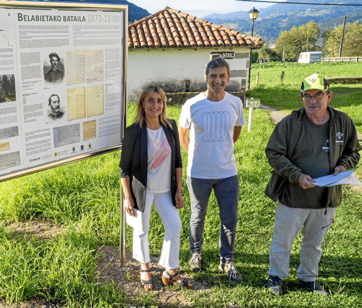 Los implicados, junto a uno de los paneles.