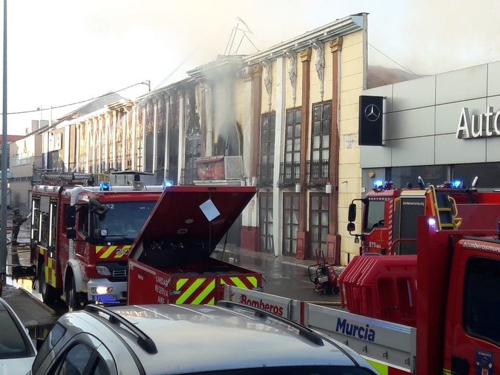 Equipos de bomberos en el exterior de la discoteca. 