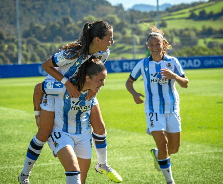 Las realistas celebran el 1-0, obra de Eizagirre.