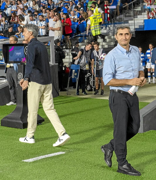 Imanol y Valverde tras saludarse antes de empezar el derbi.