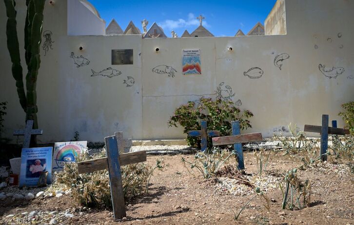 Cruces de madera hechas con restos de embarcaciones en el cementerio donde están enterradas las víctimas de naufragios en Lampedusa.