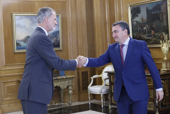 Aitor Esteban estrecha la mano de Felipe de Borbón en la reunión de este lunes.