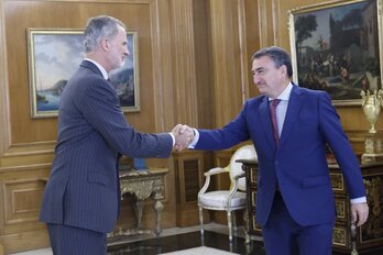 Aitor Esteban estrecha la mano de Felipe de Borbón en la reunión de este lunes.