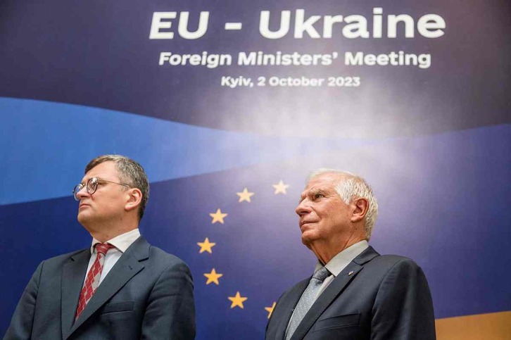 El ministro ucraniano de Exteriores, Dmytro Kuleba, y el responsable diplomático de la UE, Josep Borrell.