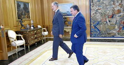 Felipe de Borbón y Aitor Esteban se dirigen al despacho donde se celebró la reunión en        la Zarzuela.