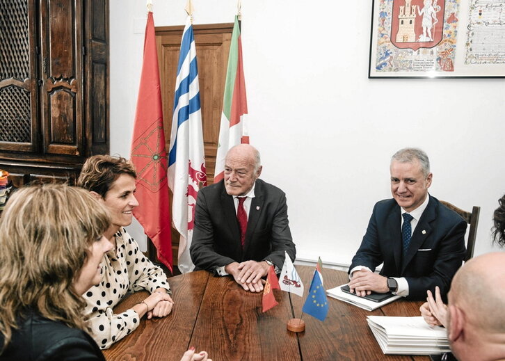 Rousset, junto a Chivite e Urkullu, en una cita de la Euroregión, en Donibane Garazi.