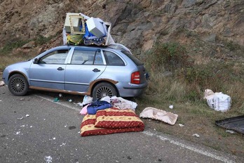 Un coche abandonado en la huida de la población armenia de Nagorno Karabaj.