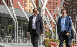 Carlos Iturgaiz, que se va, y Alberto Núñez Feijóo, en el alambre, en un acto electoral en Bilbo.