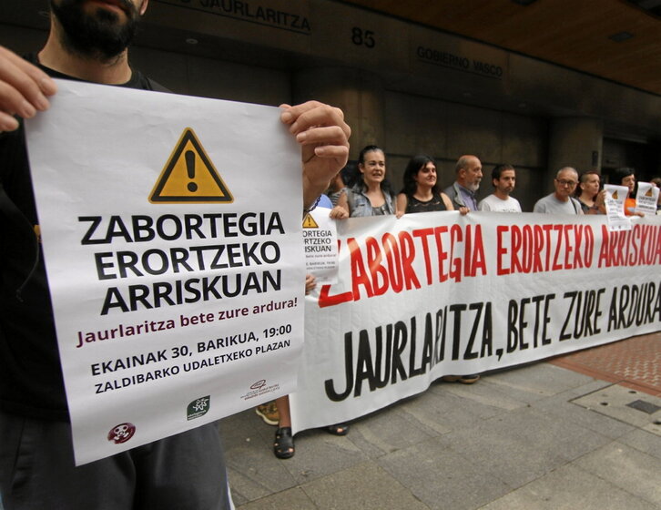 Protesta ante el Parlamento de Gasteiz para denunciar la situación del vertedero.