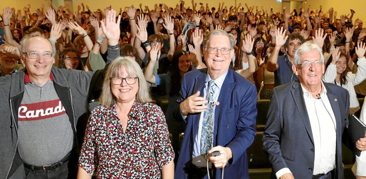 Donna Strickland y George Smoot, en el centro de la imagen, durante la charla de ayer.