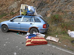 Un coche abandonado en la huida de los armenios de Nagorno Karabaj.