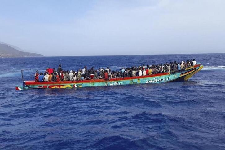 Un cayuco cargado de personas llegando a la isla de El Hierro.