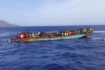 Un cayuco cargado de personas llegando a la isla de El Hierro.