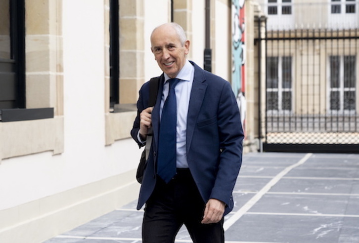 El consejero de Seguridad, Josu Erkoreka, a la entrada del Parlamento.