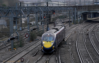 Un tren de alta velocidad sale de la estación de Ashford, en Inglaterra. 