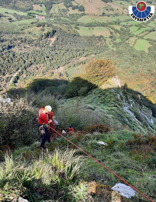 Rescate de la montañera en una ladera de la zona de El Txarlazo, en Urduña.