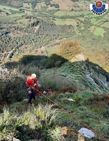 Rescate de la montañera en una ladera de la zona de El Txarlazo, en Urduña.