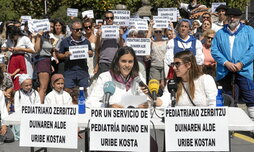 Movilización en Uribe Kosta en demanda de un servicio de pediatria digno.