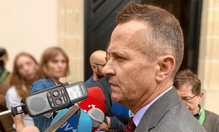 El consejero de Educacion, Jokin Bildarratz, habló ante los medios a la entrada del Parlamento.