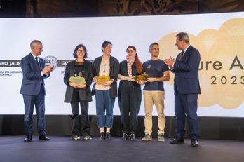 Susana Talayero, Nadia Barkate y representantes de la librería ANTI con sus premios este miércoles.