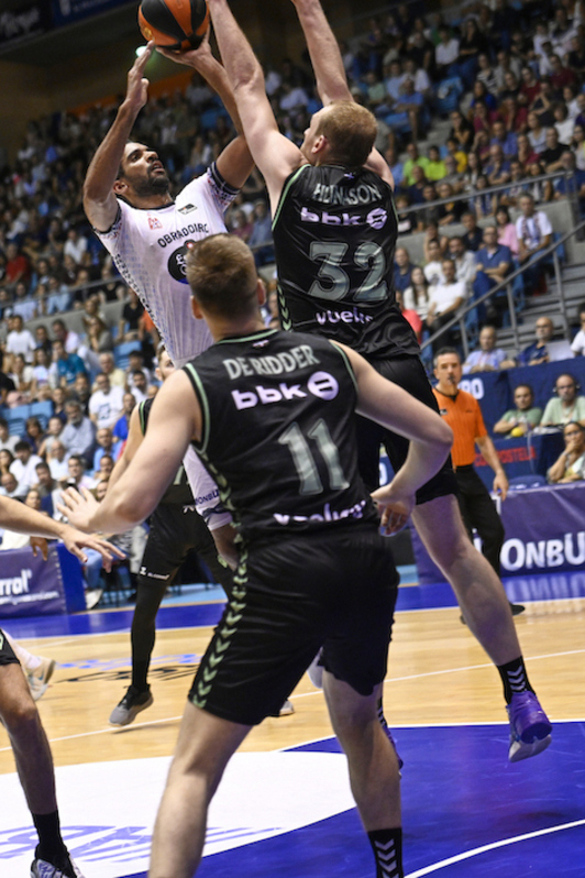 Hlinason y De Ridder han sido los héroes de la remontada final de Surne Bilbao Basket.