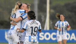 Abrazo entre Jensen y Franssi, goleadora y asistente ante el Levante.