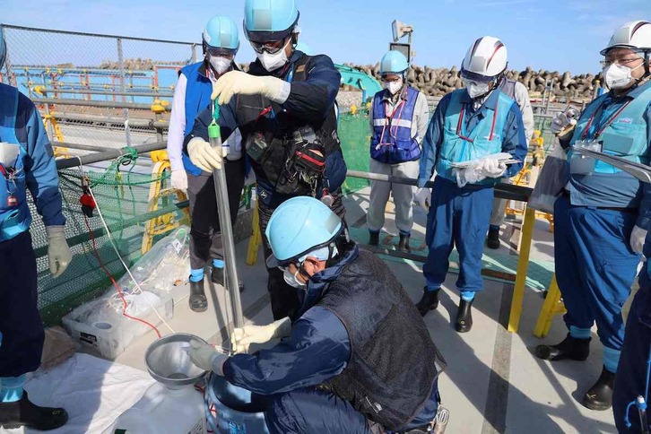 Trabajadores de la empresa Tepco, responsable de la planta de Fukushima, analizan la calida del agua el pasado día 3 de octubre en una imagen facilitada a los medios por la empresa.