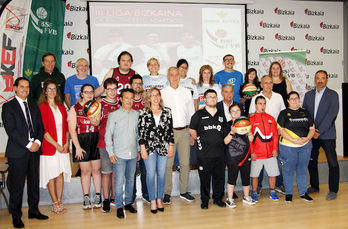 Foto de familia de la presentación de la III Liga Bizkaina de Baloncesto Adaptado para Deportistas con Discapacidad Intelectual.