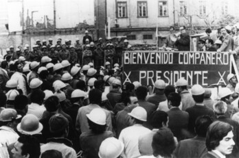 Imagen de archivo de Salvador Allende en un acto con trabajadores.