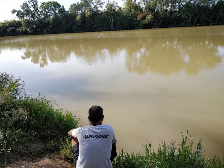 Un miembro de Greenpeace realiza una medición de nitratos en un río navarro.