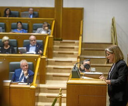 La portavoz de EH Bildu Nerea Kortajarena interviene en presencia del lehendakari.