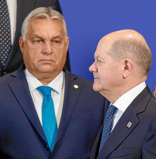 Olaf Scholz para por delante de Viktor Orban para posar en la foto de familia.