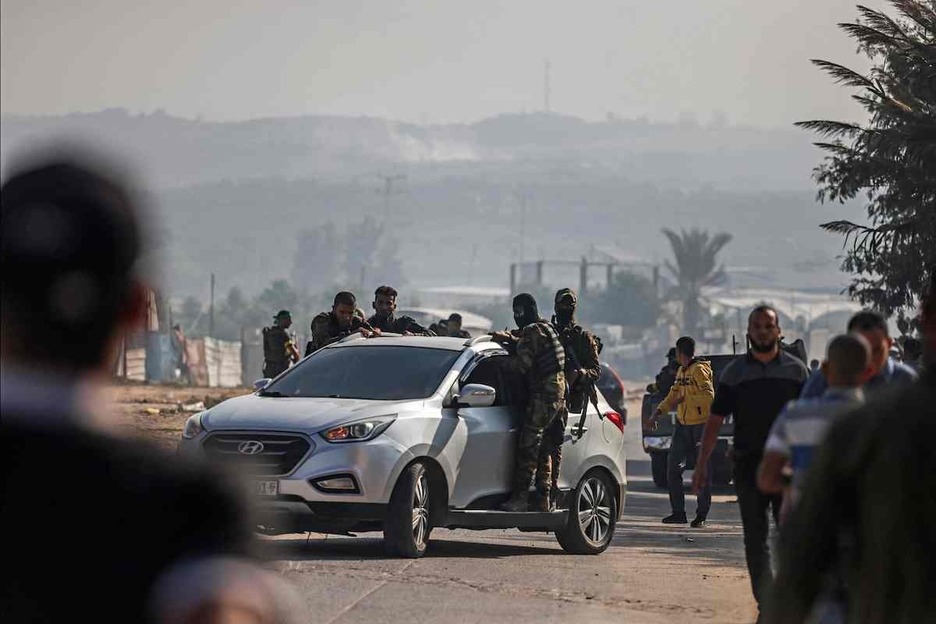 Milicianos palestinos se dirigen al paso de Erez, entre Israel y el norte de Gaza.
