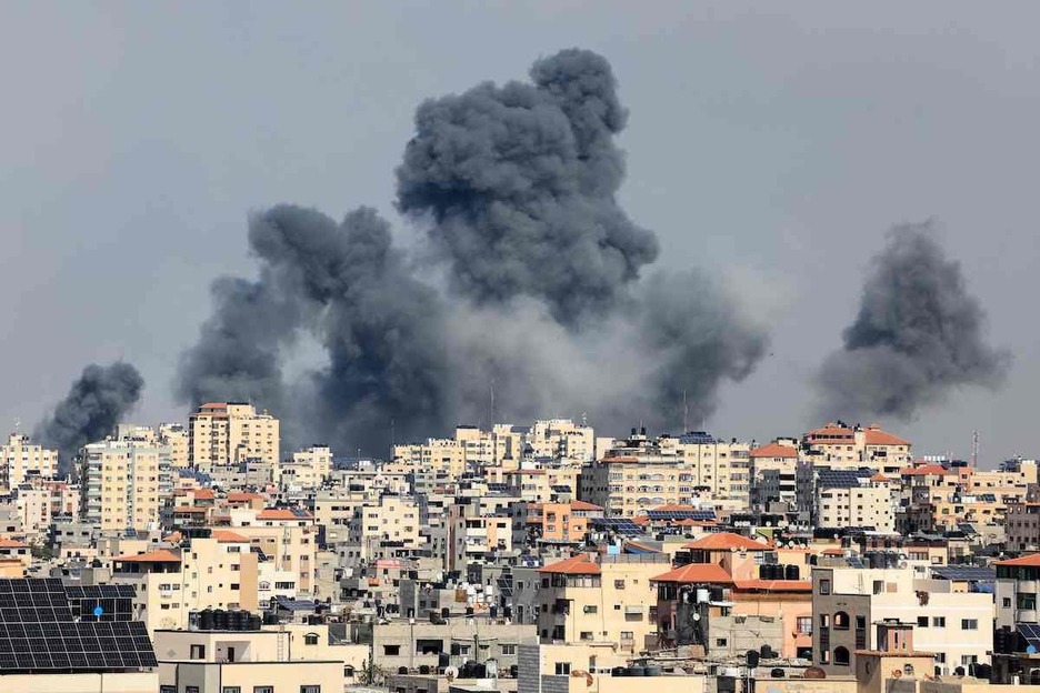 Columnas de humo sobre Gaza, provocadas por los bombardeos israelíes.