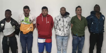 Los seis sicarios fueron detenidos después de la muerte de Villavicencio y esta fue la imagen difundida por la Policía.